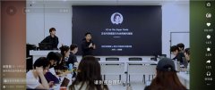 的大学开学仪式上